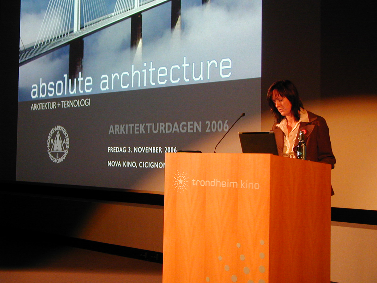 NAL-president Jannike Hovland ønsket velkommen fra talerstolen i Novas kinos store sal.