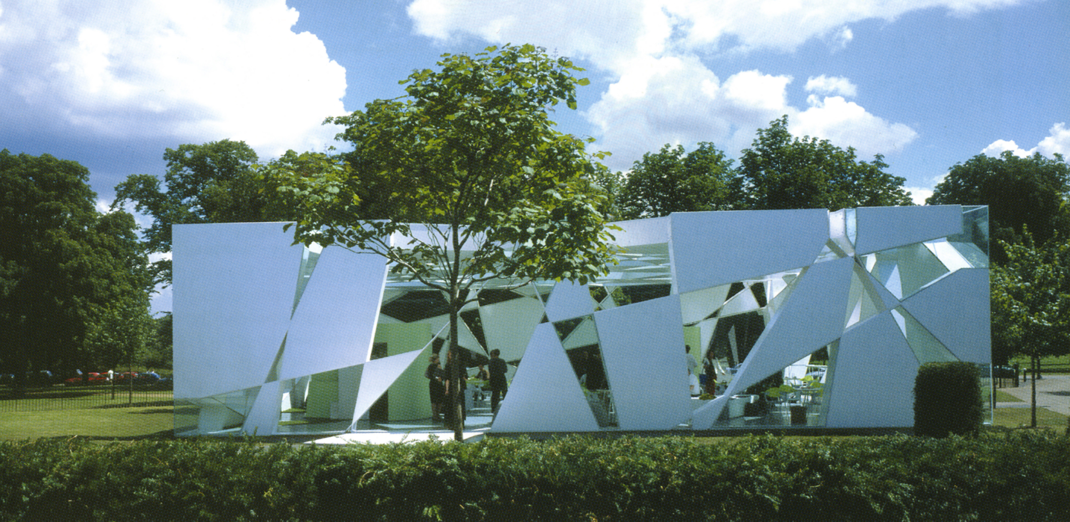 Arup & Partners ved Advanced Geometry Unit jobbet sammen med Toyo Ito da han var arkitekt for Serpentine Gallerys sommerpaviljong 2002 i London.