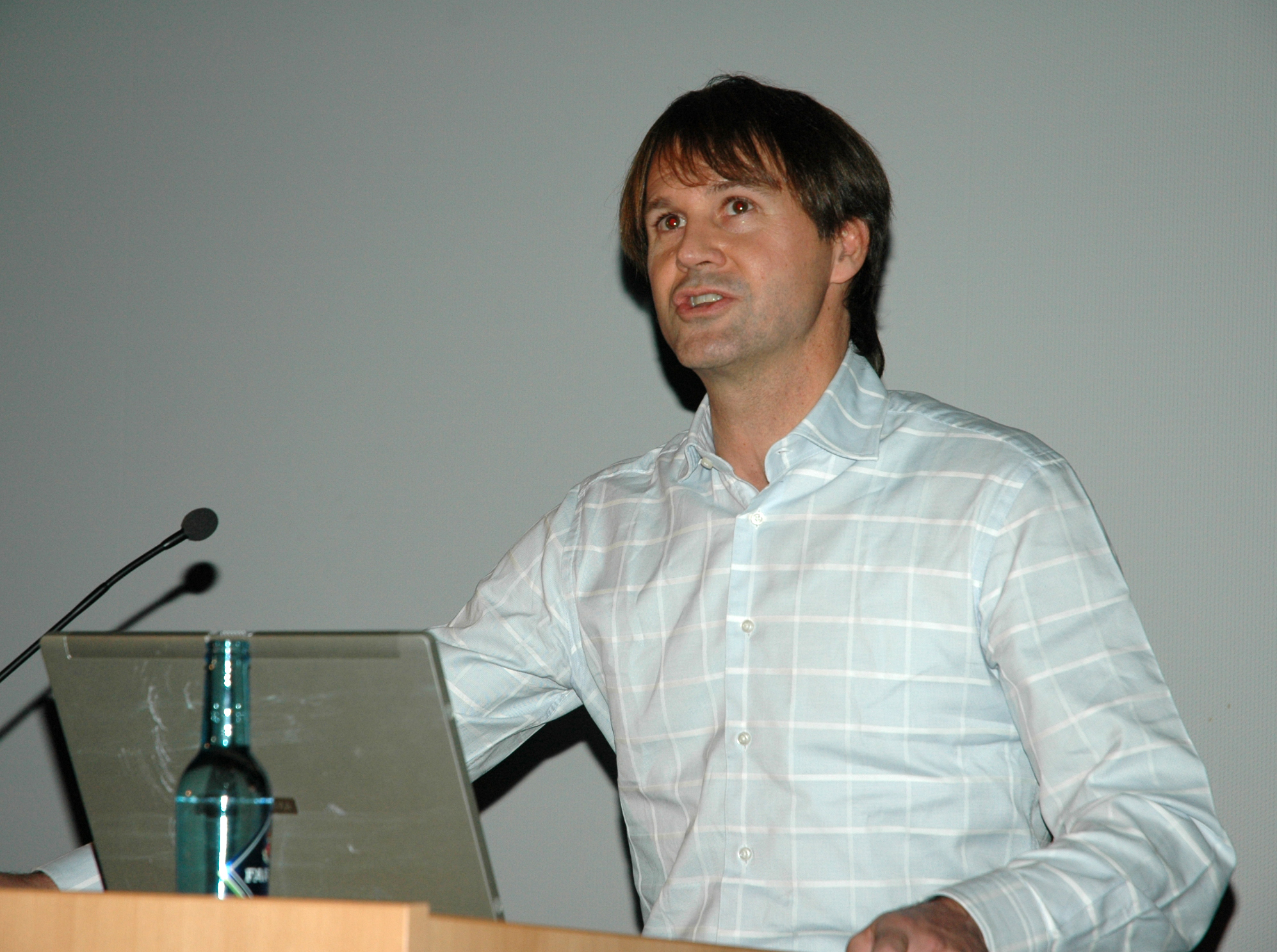 Møter mellom foredragsholderne, Kent Larson (øverst) og David Nelson. Alix Pacher og Hermann Kaufmann i midten, mens Charles Walker fører ordet fra podiet (under).