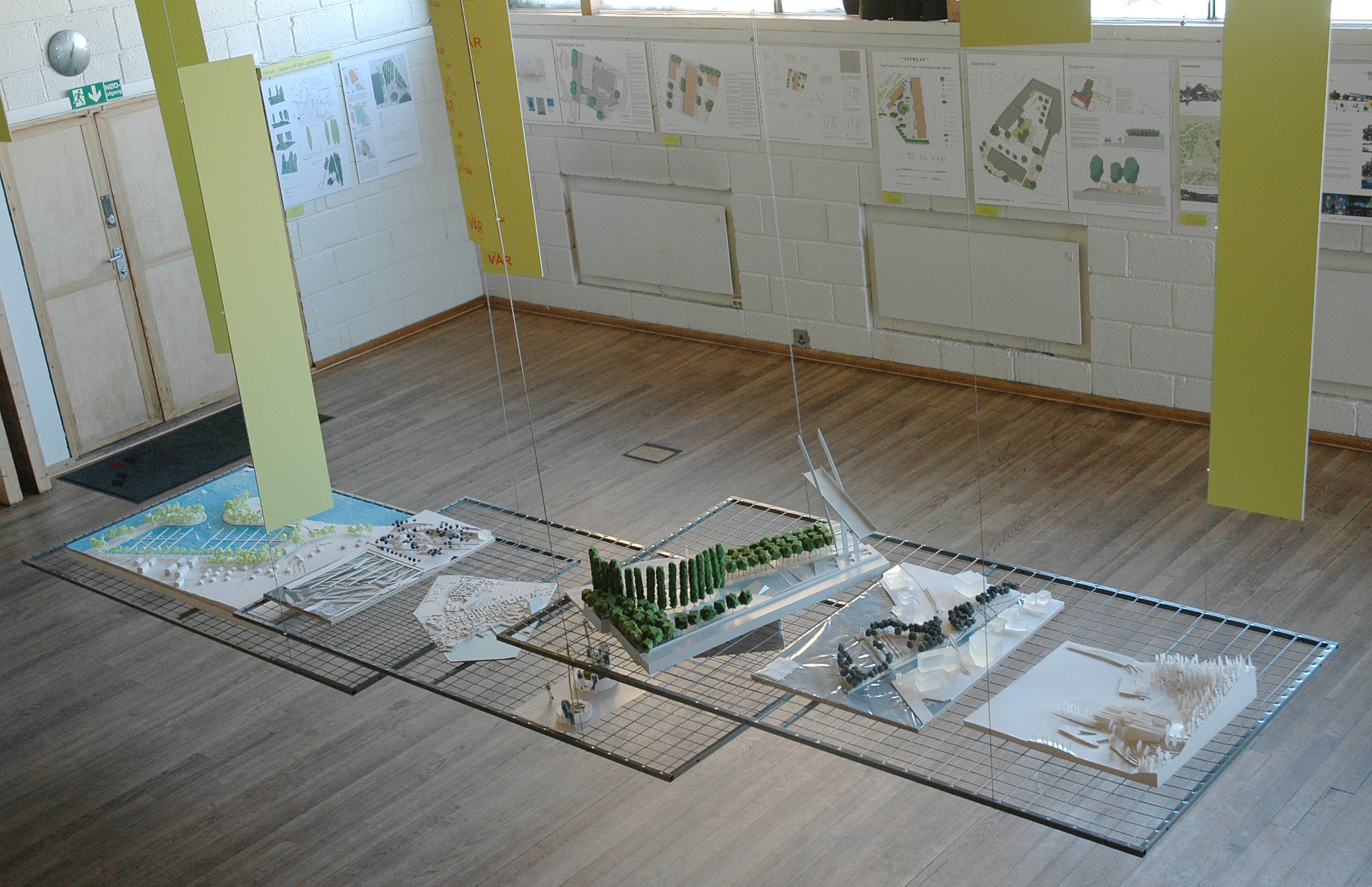 Arkitektenes Hus gjøres klart til utstilling av landskapsarkitektstudentenes arbeider. Foto: Bente Sand.