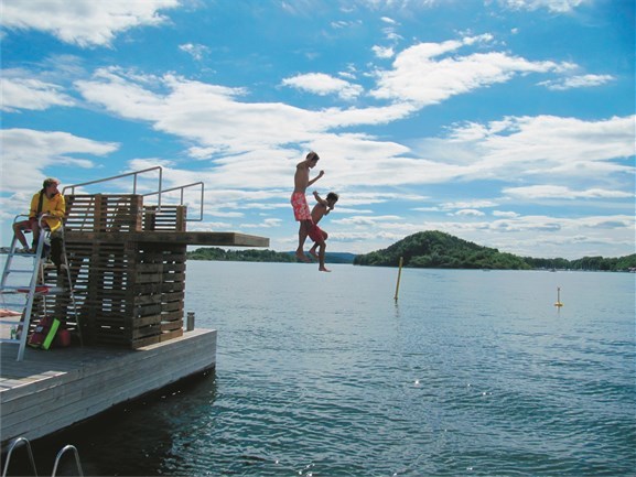 Kommunen måler vannkvalitet og temperaturer flere ganger i uka. Men ikke alle har tid til å sjekke før de hopper uti! 
