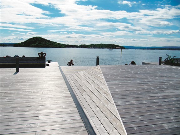 Den åpne bryggekonstruksjonen ble bygget i Fredrikstad og slept vannveien til Bjørvika. Nå ligger den og dupper et lite stenkast fra Hovedøya. Vel framme er den blitt bekledd med enormt mange plankemeter med bortimot evigvarende og vedlikeholdsfri Kebony.