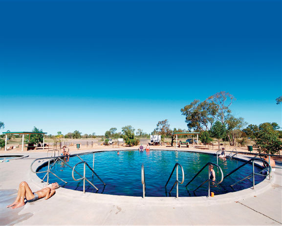 Besøkende nyter livet ved de varme kildene i Lightning Ridge i det nordlige New South Wales. Foto: Simon Bayliss/Lightning Ridge Tourism Association Besøkende nyter livet ved de varme kildene i Lightning Ridge i det nordlige New South Wales. Foto: Simon Bayliss/Lightning Ridge Tourism Association