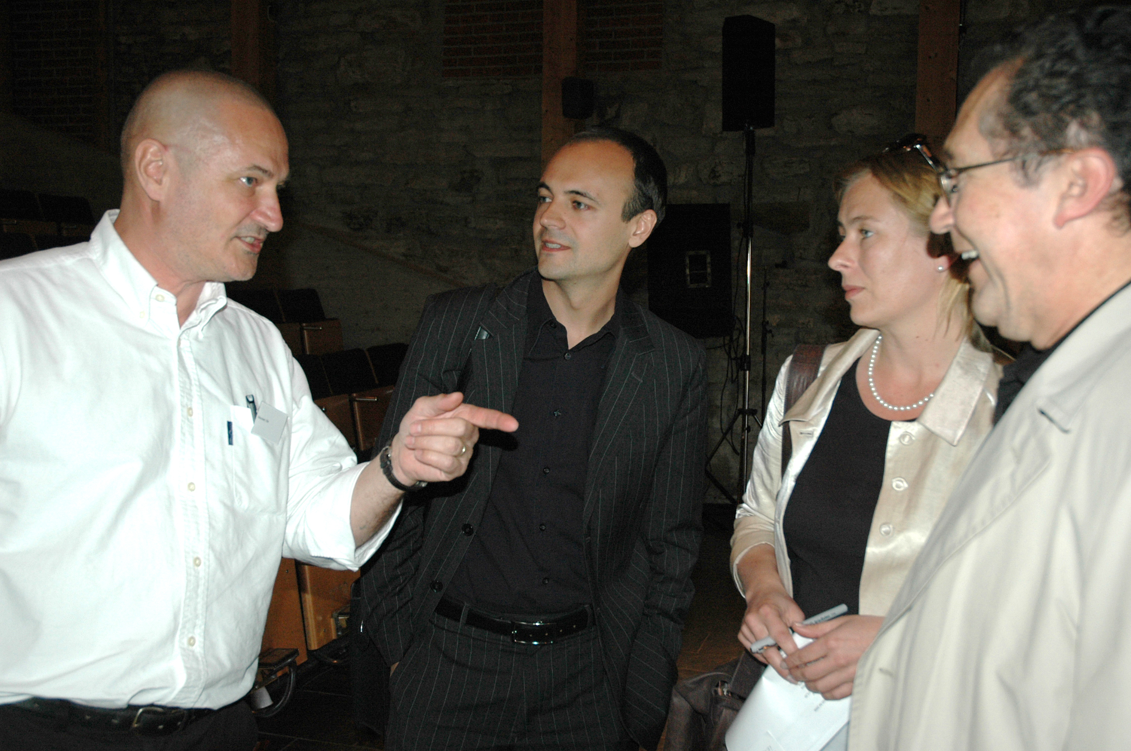 Ole Møystad (t.v.) avfyrer en replikk til forskrekket munterhet hos Jorge Otero-Pailos, Mari Lending og Alberto Pérez-Gómez.