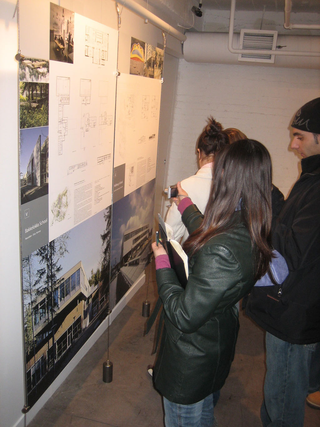 På plass i utstillingen: Bakkeløkka skole studeres inngående. Foto: NAV AS.