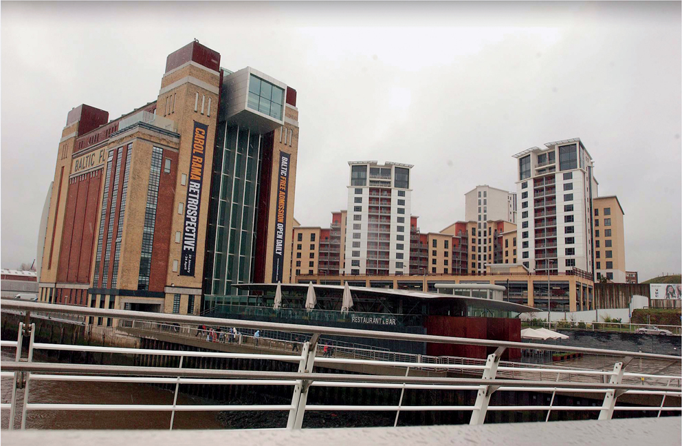 Prisvinner. Millenniumsbroen har vunnet den prestisjetunge Stirling-prisen. Den løfter seg for å slippe båter forbi og har behagelige sitteplasser som del av designet. Samtidskunst-«fabrikken» Baltic i bakgrunnen.