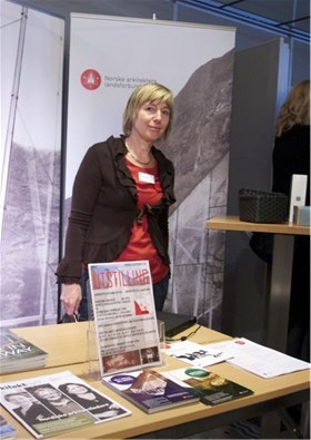 Administrasjonsleder i NAL, Ragnhild Ølstad, ønsket velkommen til Arkitekturdagen 2012. Foto: Ingebjørg Semb Administrasjonsleder i NAL, Ragnhild Ølstad, ønsket velkommen til Arkitekturdagen 2012. Foto: Ingebjørg Semb