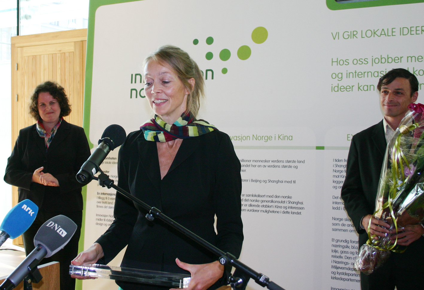 Begeistringen for Helen & Hards paviljong var stor. Fra venstre: statsråd Sylvi Brustad og arkitektene Siv Helene Stangeland og Reinhard A. Kropf. Foto: Byggeindustrien ved journalist Anne-Beth Jensen.