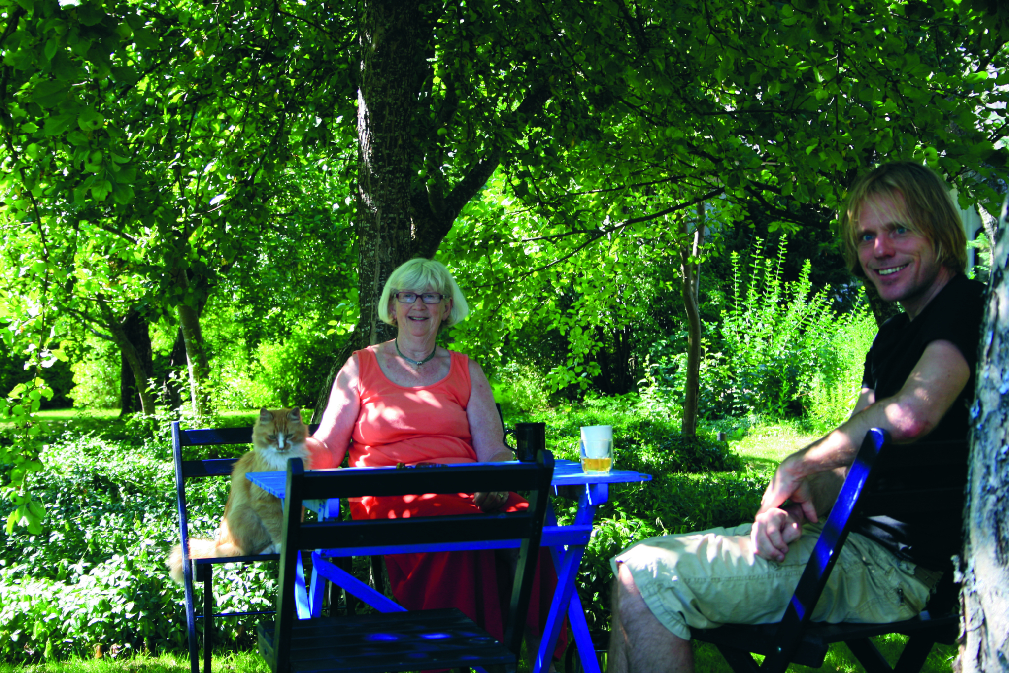 Eplehagen på Stange gjestegård, Re i Vestfold, der begrepet «blondeskygge» er i bruk av eieren Berit Stange. Hun sitter ved siden av Pus og siv.ark. Per-Olav Hagen. Eplehagen på Stange gjestegård, Re i Vestfold, der begrepet «blondeskygge» er i bruk av eieren Berit Stange. Hun sitter ved siden av Pus og siv.ark. Per-Olav Hagen.