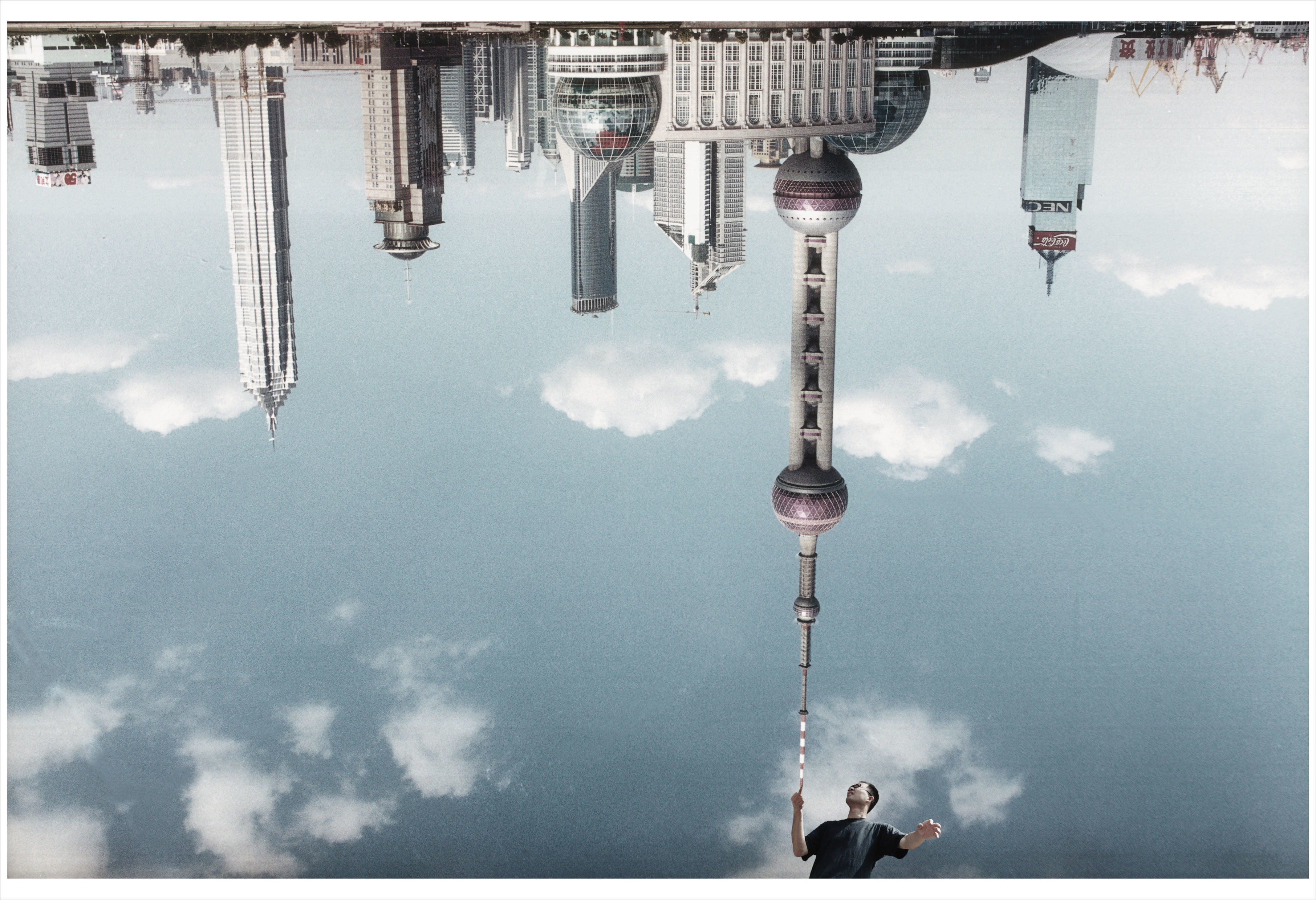 På utstilling II. Yang Zhenzhong: Light and Easy 2002, foto (C print), 120 x 182 cm. Courtesy of the artist and Shanghart Gallery, China. © 2006 Yang Zhenzhong.