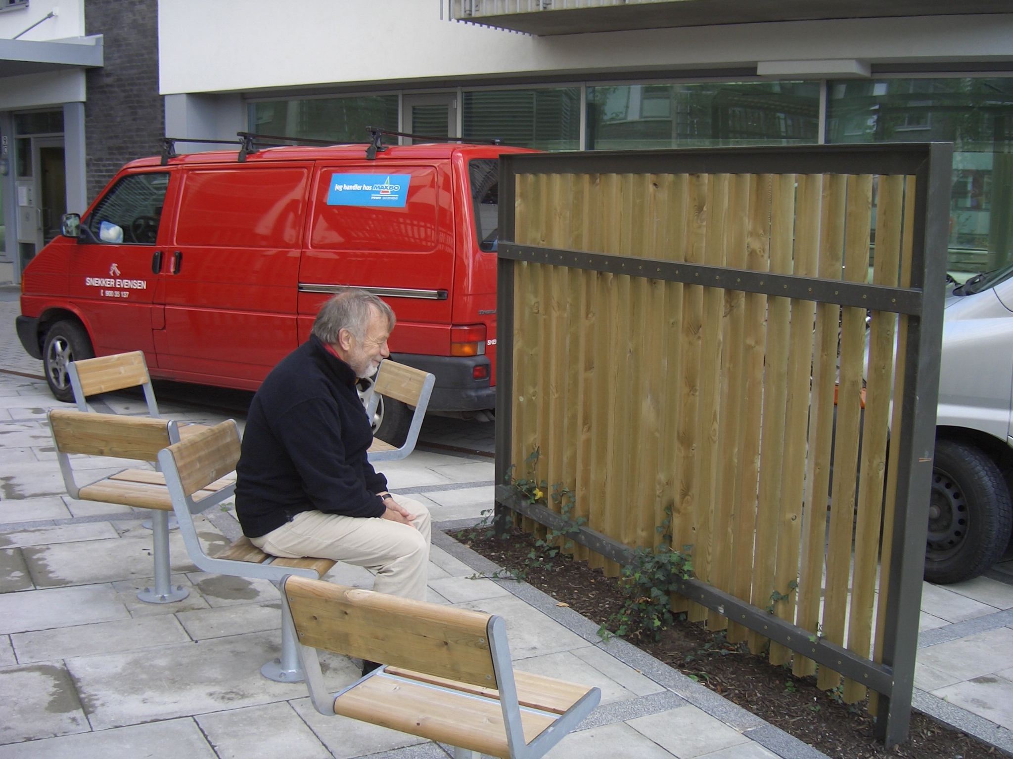 Professor Sven Erik Svendsen tester uterommet og møbleringen på Lille Major. Foto: Jon Guttu