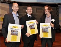 Glade prisvinnere (f.v.) sivilarkitekt Martin Dietrichson, Kima Arkitektur, Haavard og Alfred Høie, Atlant entreprenør. Foto: byggutengrenser.no