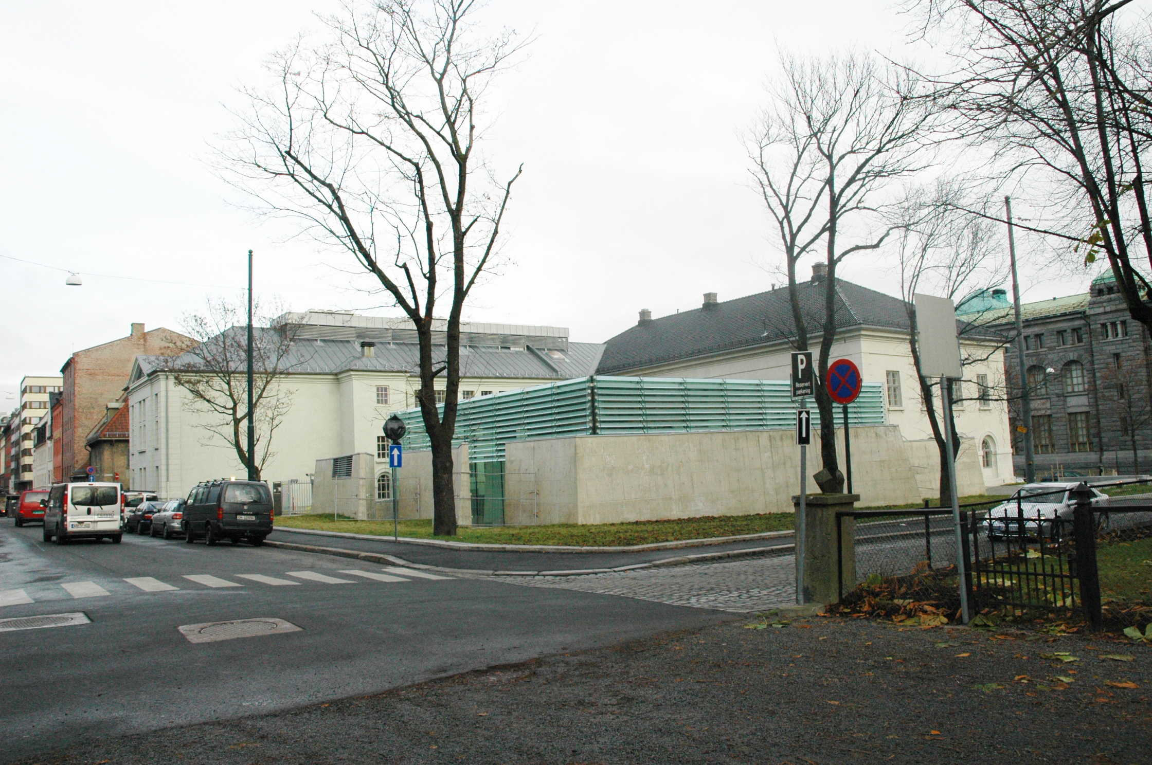  De utvendige betongmurene skjermer utstillingsrommet visuelt og lydmessig fra det støyende og forstyrrende urbane livet utenfor, samtidig som de reflekterer et mykt lys inn i utstillingsrommet, sier juryen. Foto: Anne Plau Hoel