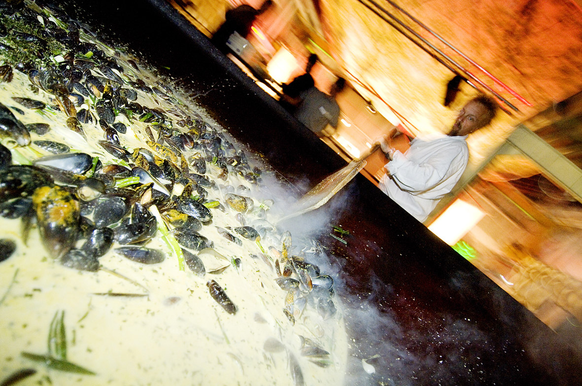 En kjempewok av delikat sjømat mettet deltakerne.