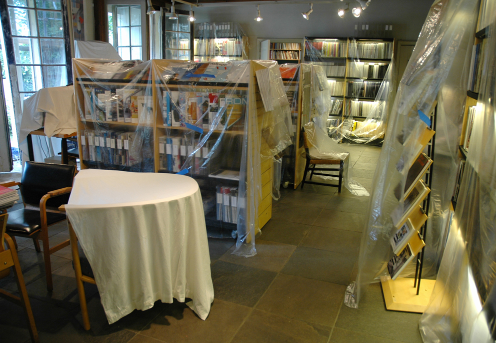 Biblioteket holder åpent, men bærer preg av at eksteriøret pusses opp. Her fra tidsskriftsavdelingen. Fotos: Bente Sand.