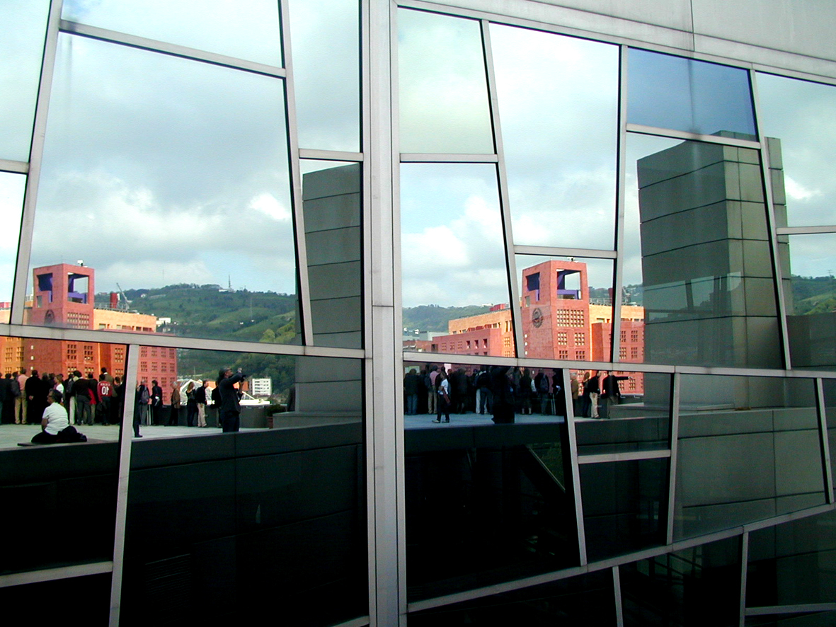 Det nye Bilbao speiler seg dobbelt i Euskaldonas glassfasader. Arkitekter for konsert- og konferansesenteret, som er oppført hvor byens skipsverft tidligere lå, er Frederico Soariano og Dolores Palacios. Foto: Jan Carlsen.