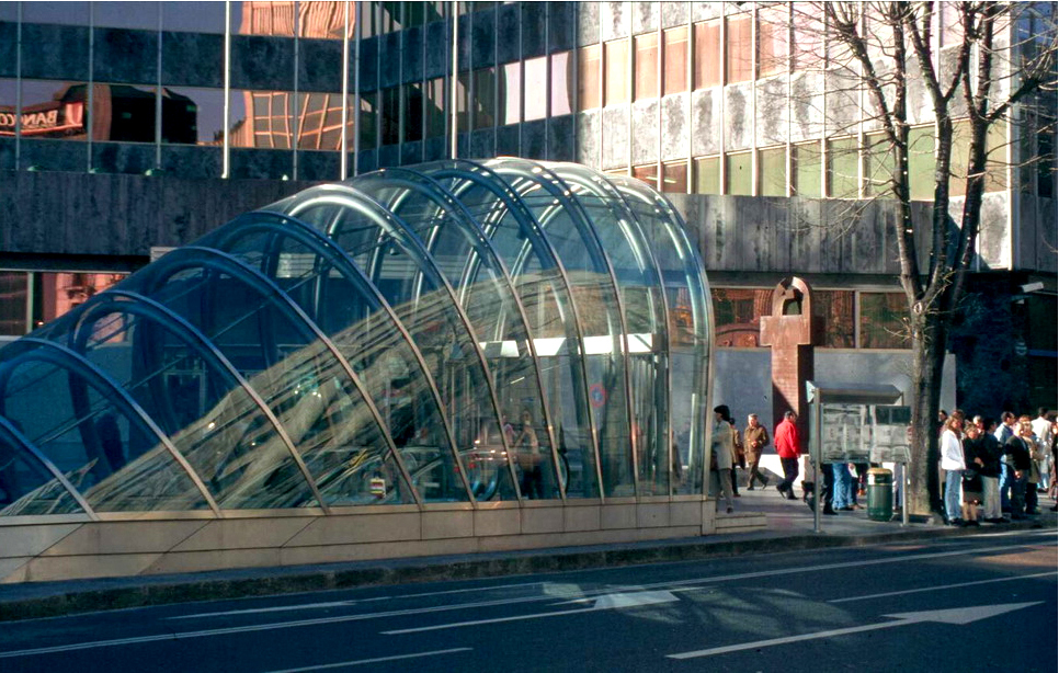 Metro, med Norman Foster som arkitekt, har vært viktige i Bilbaos endringsprosess. På folkemunne omtales metro-nedgangene bare som «fosteritos». Foto: Bilbao Council.