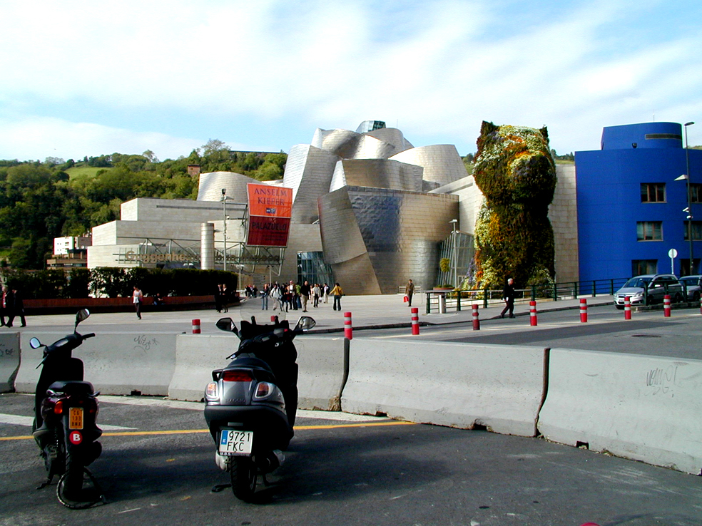  Guggenheim-museet, som er tegnet av Frank Gehry, er en konsekvens av, ikke en forutsetning for, Bilbaos forvandling, mener viseborgermester og arkitekt Mendiguren. Foto: Jan Carlsen. Foto: Bilbao Council.