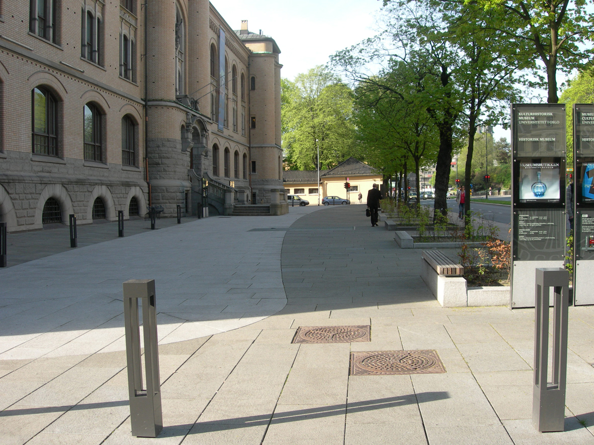 Forplassen til Historisk museum, fra 2007. Foto: Bjarne Aasen.