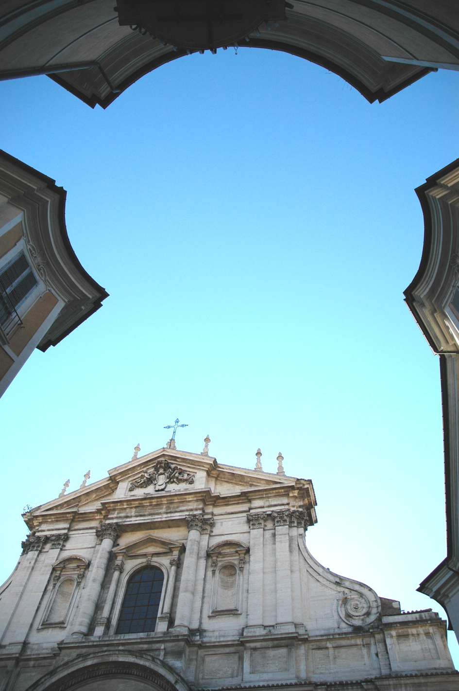 Dette ovale plassrommet, med tverrsnittet trukket helt opp, danner sammen med tre tilsvarende ovaler plassen Piaza Ignazio mellom Pantheon og Via del Corso. Jesuittkirken S Ignazio stilte selv krav til utformingen av fasadens omgivelser.