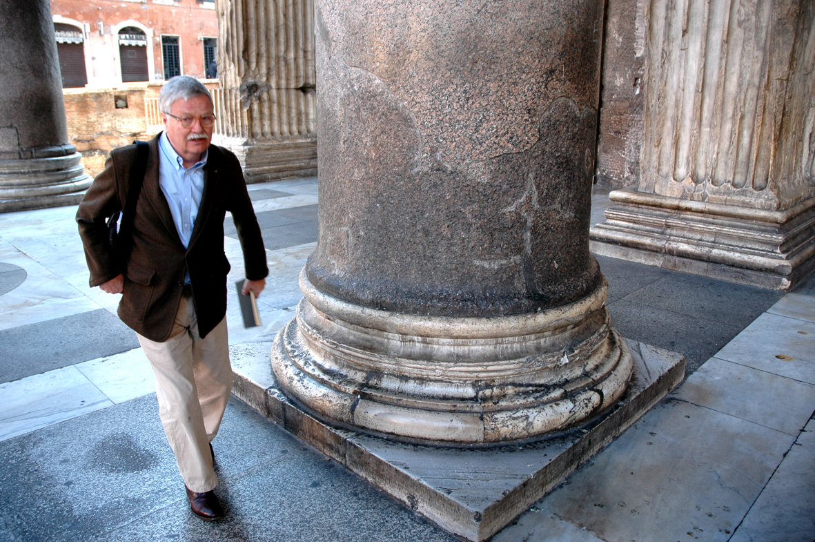 Jan Digerud holder stadig høyt tempo, også etter førti års undervisning på Arkitektur- og designhøgskolen i Oslo, hvor han har sagt takk for seg. Fotos: Arne Eidal.