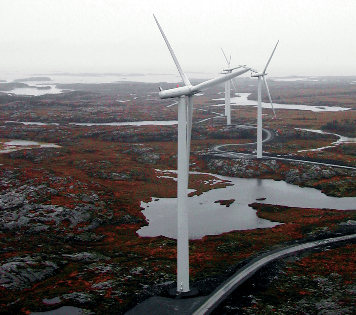 Noen av Norges første vindmøller ligger på Smøla i Møre og Romsdal. Foto: NVE. Noen av Norges første vindmøller ligger på Smøla i Møre og Romsdal. Foto: NVE.