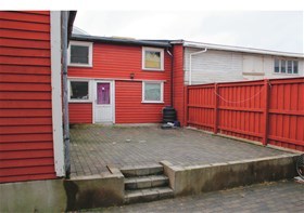 Uteområdene ved dette mottaket inviterer ikke til sosialt opphold. Foto: Karine Denizou, 2014