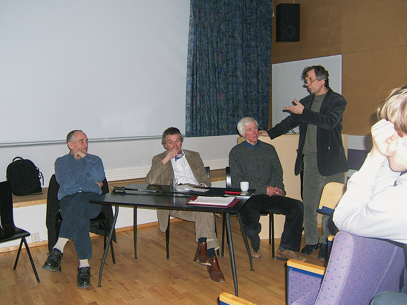 Edward Cullinan (t.v.), Peter Davey og Carmen Corneill lytter til møteleder Hans Skotte. (Foto: Christian Sandberg Olavesen.) Edward Cullinan (t.v.), Peter Davey og Carmen Corneill lytter til møteleder Hans Skotte. (Foto: Christian Sandberg Olavesen.)