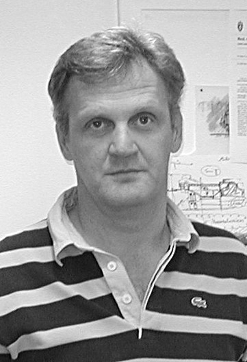 Ozrenko «Oza» Gacic er en bosnisk-norsk arkitekt som kom til Norge fra Mostar i Bosnia-Herzegovina for 11 år siden. Selv om han til daglig arbeider som overarkitekt ved planavdelingen i Skedsmo kommune, har han fulgt gjenoppbyggingen av den gamle bybrua, Stari Most, helt siden den ble sprengt i november 1993. I Mostar satt han før krigen sentralt i byutviklingsavdelingen, hvor han blant annet arbeidet med områdene rundt Stari Most. Her gir han til beste sine personlige og faglige refleksjoner i forbindelse med at brua ble offisielt gjenåpnet den 23. juli i år. Ozrenko «Oza» Gacic er en bosnisk-norsk arkitekt som kom til Norge fra Mostar i Bosnia-Herzegovina for 11 år siden. Selv om han til daglig arbeider som overarkitekt ved planavdelingen i Skedsmo kommune, har han fulgt gjenoppbyggingen av den gamle bybrua, Stari Most, helt siden den ble sprengt i november 1993. I Mostar satt han før krigen sentralt i byutviklingsavdelingen, hvor han blant annet arbeidet med områdene rundt Stari Most. Her gir han til beste sine personlige og faglige refleksjoner i forbindelse med at brua ble offisielt gjenåpnet den 23. juli i år.