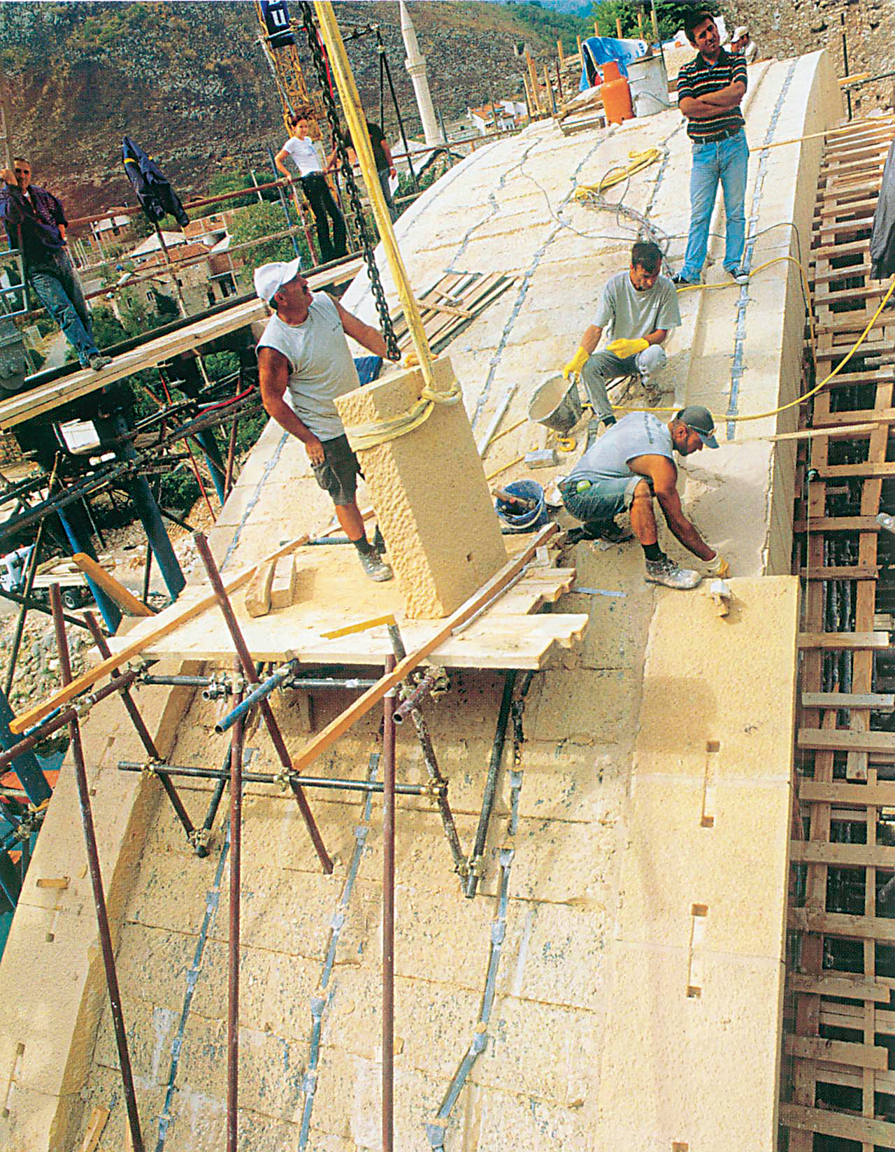 Fra gjenoppbyggingen: Bildet fra i fjor høst viser hovedhvelvingen. Foto: MostART. Fra gjenoppbyggingen: Bildet fra i fjor høst viser hovedhvelvingen. Foto: MostART.