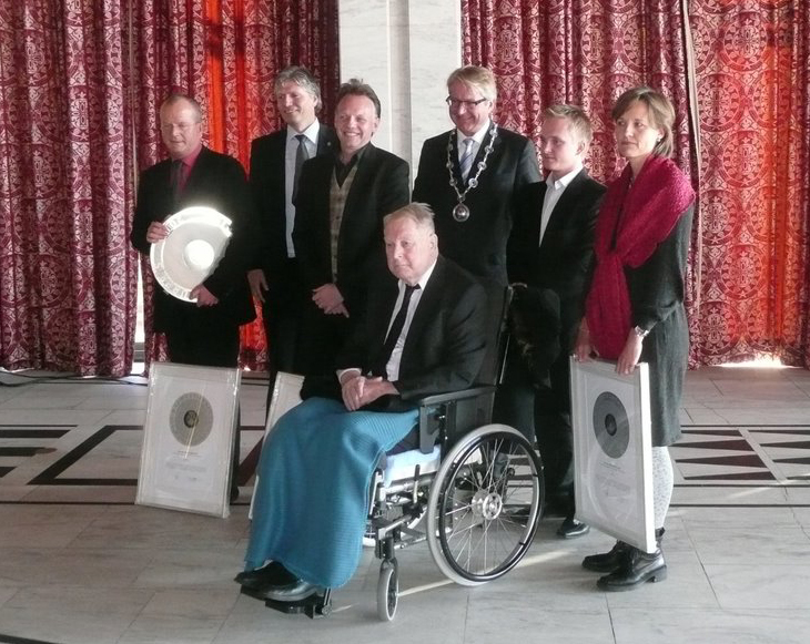 Fra prisutdelingen i Rådhuset, fra venstre: konsernsjef Geir Mork, leder av byutviklingskomiteen Ola Elvestuen, prosjektleder, arkitekt MNAL Inge Hareide, Oslos ordfører Fabian Stang og interiørarkitekt MNIL Hanne Margrethe Hjermann, Zink AS. Foran Sverre Fehn assistert av barnebarn. Foto: Magdalena Eckersberg.