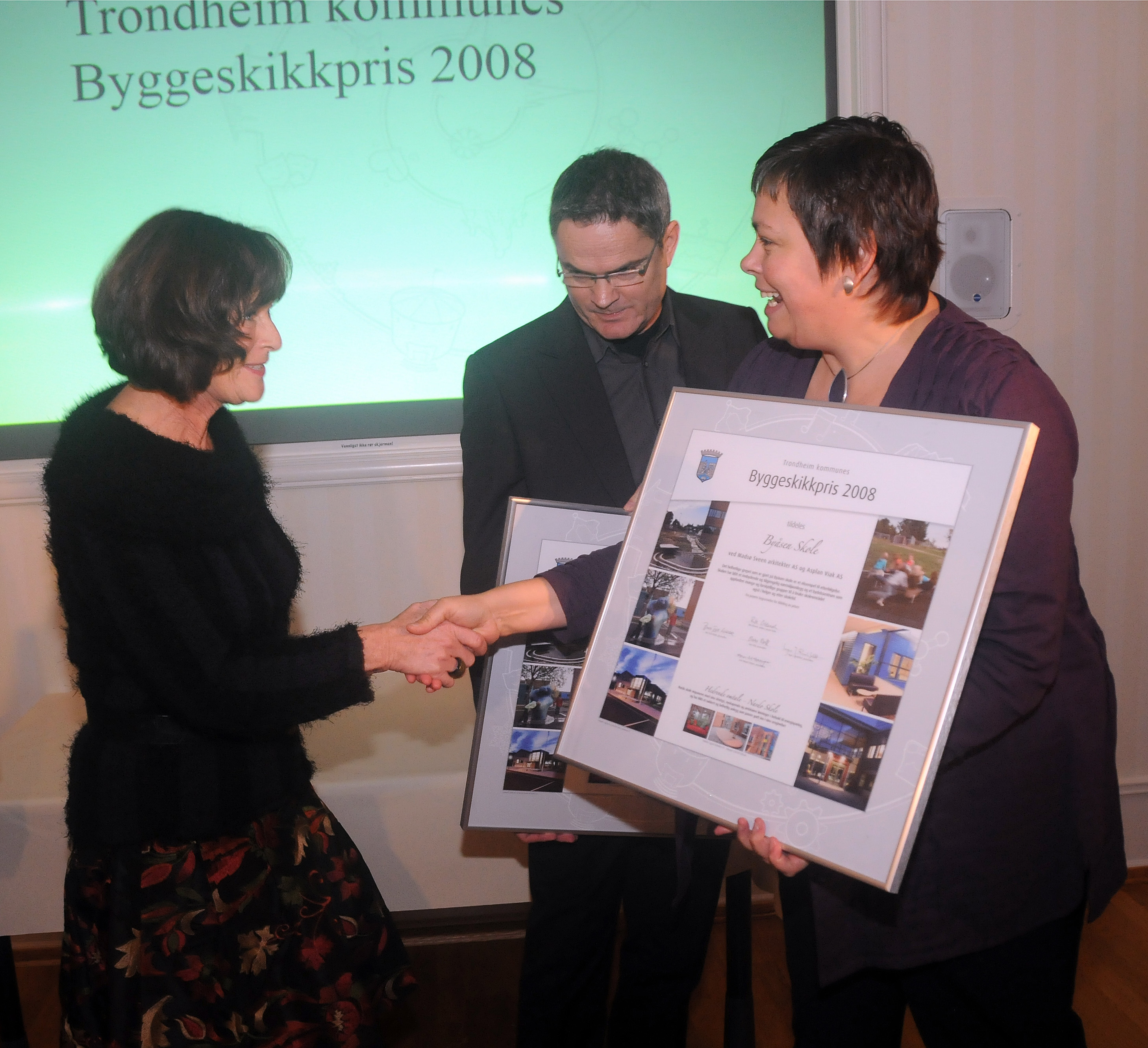 Ordfører Rita Ottervik overleverer prrisen til vinnerne. Foto: Carl-Erik Eriksson