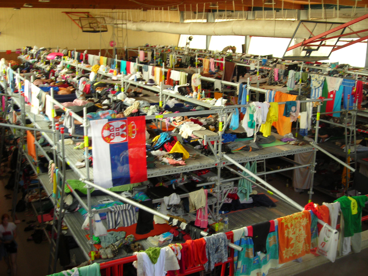 Sovesal i gymsal. 400 deltagere fordelt over to stillaser i tre etasjers høyde.