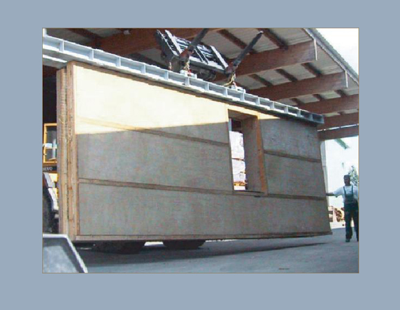 Passivhus-konseptet har ikke krav om bruk av bestemte materialer. I mange prosjekter prøves det likevel å ta hensyn til miljøkonsekvenser også ved materialvalg. Bildet viser et prefabrikkert veggelement med dobbelt stenderverk, halmisolasjon og leirpuss  diffusjonsåpen uten tradisjonell dampsperre. Arkitekt Georg W. Reinberg, Wien.