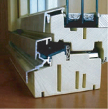 Nyutviklet passivhusvindu fra Østerrike med innebygde luftrom i ramme og karm. Sammen med tre-lags glass med argon og kantlister av plast sørger dette for at hele vinduet har U-verdi på 0,78 W/m2K. Andre trevinduer for passivhus krever mellomlag med ekstra isolasjon og er derfor ikke så enkelt å produsere.