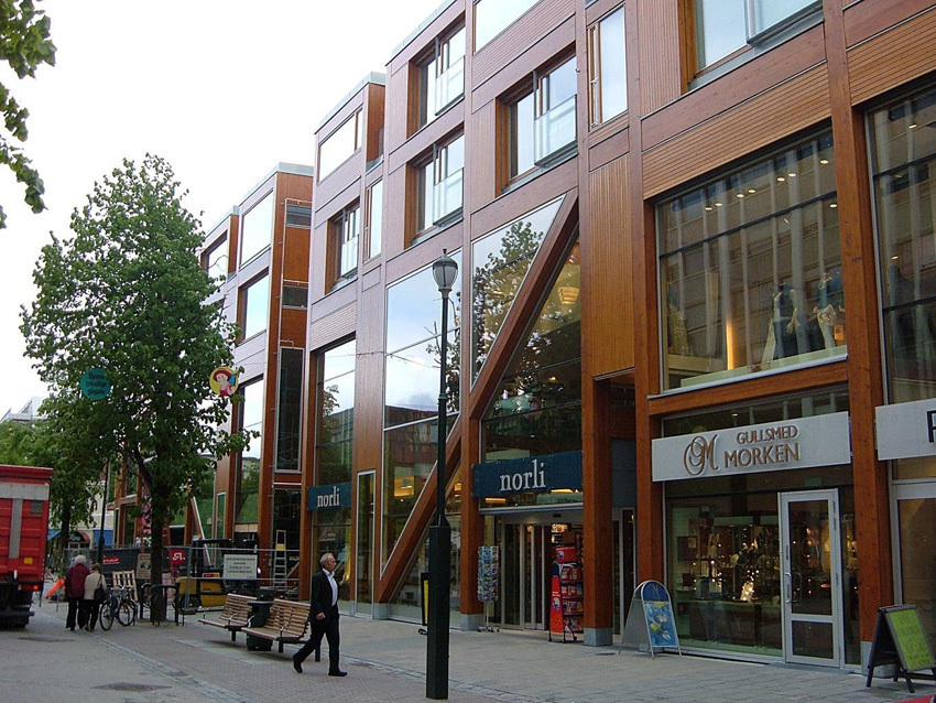 Hedrende omtale 2: Borkeplassen  Branntomta i Trondheim for dristig samtidsarkitekttur i tre, glass og stål i et historisk trehusområde - et sammensatt sentrumskvartal med forretninger, kontorer, restauranter og boliger. Et sårbart fornminneområde er vernet gjennom et dristig konstruktivt grep og den nyoppdagete og historiske Borkegaten tilfører nå byen og prosjektet nye kvaliteter. Arkitekt: Arne Henriksen Arkitekter AS, Jensen & Skodvin Arkitektkontor AS og Carl-Viggo Hølmebakk Arkitektkontor, byggherre: E.C.Dahl Eiendom AS, Sameiet Dronningens gate 14.