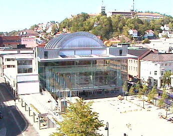 Hedrende omtale 5: Arendal rådhus og kulturhus med Sam Eydes plass for et å ha omskapt en rutebilstasjon til et nytt kraftsentrum for byen med et samlokalisert rådhus og kulturhus og kollektivterminal. Juryen vil her spesielt fremheve Sam Eydes plass som er blitt et vakkert byrom i godt samspill med omkringliggende gater og bygninger  en verdig, men også folkelig plass som tjener mange formål. Arkitekt: LPO Arkitektur & Design AS. Byggherre: Arendal kommune.