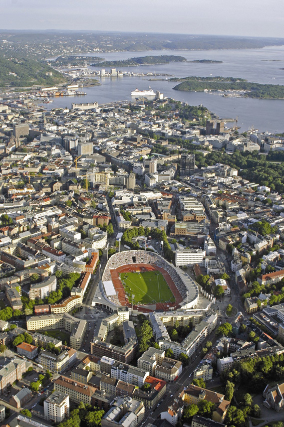 Hedrende omtale !: Nye Bislett stadion i Oslo, for et særdeles vakkert utformet anlegg som tross økte dimensjoner også gir nye byromskvaliteter tilbake til sine omgivelser. Kvaliteter fra det gamle anlegget gjenkjennes i det nye og skaper tilhørighet og kontinuitet.
Arkitekt: C.F Møller Norge AS. Byggherre: Oslo kommune v/Friluftsetaten.