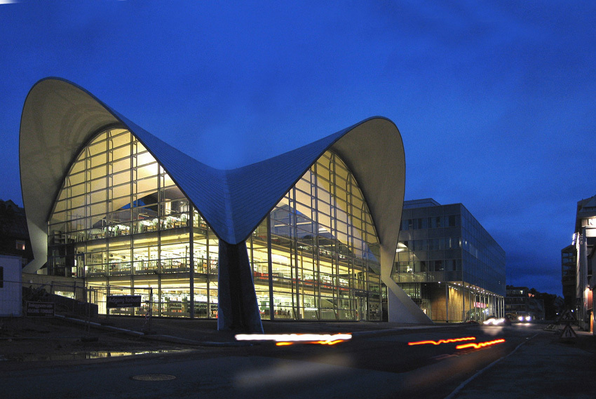 Hedrende omtale 3: Fokuskvartalet i Tromsø for et nyskapende organisatorisk grep med samlokalisering av nye rådhusfunksjoner, kino og bibliotek. Juryen vil spesielt fremheve omskapningen av Candela-skallet fra et utskjelt prosjekt fra 70-årene til et nytt og vakkert ikon for Tromsø sentrum med et funksjonelt og flott bibliotek. Arkitekt: HRTB A/S arkitekter mnal, Tromsø kommune som byggherre