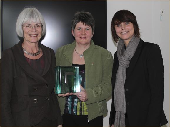 Fra venstre: Forsknings- og høyere utdanningsminister Tora Aasland, Utdanningsforbundets leder Mimi Bjerkestrand og Cathrine Vigander, arkitekt MNAL og partner i Element arkitekter as. Foto: Arkitektbedriftene i Norge