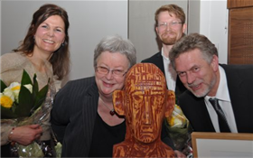 Prismottakarar på vegner av Vennesla bibliotek, frå venstre Nina K. Amdahl (Rambøll AS), Torhild Bransdal (ordfører Vennesla kommune), Håkon Solheim (Helen & Hard AS) og Leif R. Sakariassen (Vennesla kommune). Foto: Per Skogstad - Treteknisk Prismottakarar på vegner av Vennesla bibliotek, frå venstre Nina K. Amdahl (Rambøll AS), Torhild Bransdal (ordfører Vennesla kommune), Håkon Solheim (Helen & Hard AS) og Leif R. Sakariassen (Vennesla kommune). Foto: Per Skogstad - Treteknisk