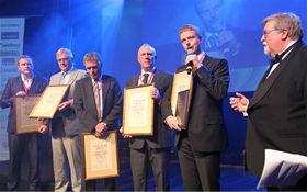 Prismottakarar på vegner av Oseana Kunst- Kultursenter, frå venstre Kim Kristoffersen, Terje Gilje, Andreas Grieg (Grieg Arkitekter AS), Trond Lunde, Terje Søviknes og Per Helge Pedersen. Foto: Arve Brekkhus Prismottakarar på vegner av Oseana Kunst- Kultursenter, frå venstre Kim Kristoffersen, Terje Gilje, Andreas Grieg (Grieg Arkitekter AS), Trond Lunde, Terje Søviknes og Per Helge Pedersen. Foto: Arve Brekkhus