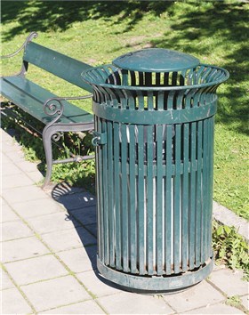 I Grønlands park utenfor Botsfengslet i Oslo har de satt opp søppelkasser som gjør det vanskelig å kikke nedi og plukke opp igjen tomflasker og annet søppel. 