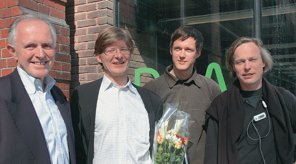 Fra venstre: Øivind Christoffersen (adm.dir. Statsbygg) gratulerer siv.ark. MNAL Martin Brundell, siv.ark. MNAL Per Martin Landfald og siv.ark. Geir Wilfred Johnsen med seier i konkurransen. Foto: Bente Sand.