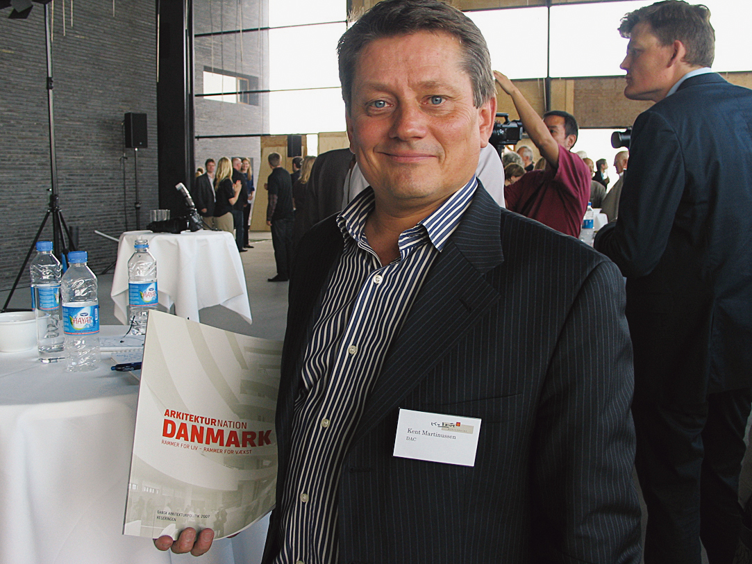 Kent Martinussen, direktør ved Dansk Arkitektur Center, har vært sentral i arbeidet med regjeringens arkitekturpolitikk. Han håper den er startskuddet for en kvalitetsutvikling av «historiske dimensjoner» Kent Martinussen, direktør ved Dansk Arkitektur Center, har vært sentral i arbeidet med regjeringens arkitekturpolitikk. Han håper den er startskuddet for en kvalitetsutvikling av «historiske dimensjoner»