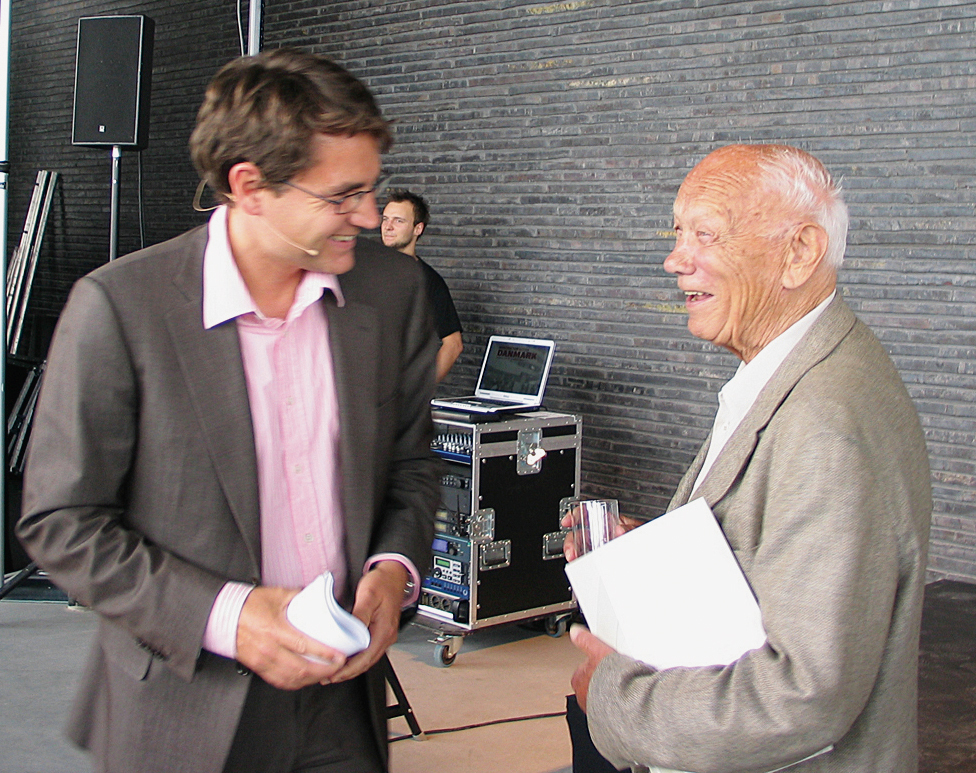 Kulturminister Brian Mikkelsen (t.v.) i samtale med arkitekt Henning Larsen, som blant annet har tegnet Operahuset i København og Utenriksdepartementet i Riyadh. Fotos: Ole Martin Larsen. Kulturminister Brian Mikkelsen (t.v.) i samtale med arkitekt Henning Larsen, som blant annet har tegnet Operahuset i København og Utenriksdepartementet i Riyadh. Fotos: Ole Martin Larsen.