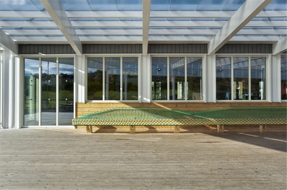 Setet på bankene er laget av gamle fotballmål-nett. Foto: Pasi Aalto