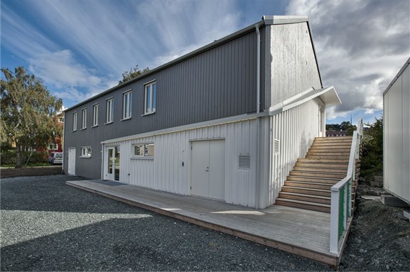 Eksteriør, trappen går opp til banene og det overdekkede utearealet. Foto: Pasi Aalto