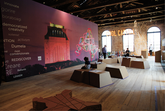 Ved inngangen til Sør-Afrikas paviljong vises et fotografi av Voortrekker-monumentet fra åpningen av «Cool Capital», badende i ironisk, rosa flomlys. Foto: Ingebjørg Semb Ved inngangen til Sør-Afrikas paviljong vises et fotografi av Voortrekker-monumentet fra åpningen av «Cool Capital», badende i ironisk, rosa flomlys. Foto: Ingebjørg Semb