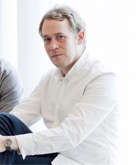 Statsbygg gir inntrykk av å være åpne for ulike ideer og uttrykk, men i praksis tyder lite på at de er det, mener Joakim Skajaa. Foto: Kristine Jakoben. Statsbygg gir inntrykk av å være åpne for ulike ideer og uttrykk, men i praksis tyder lite på at de er det, mener Joakim Skajaa. Foto: Kristine Jakoben.